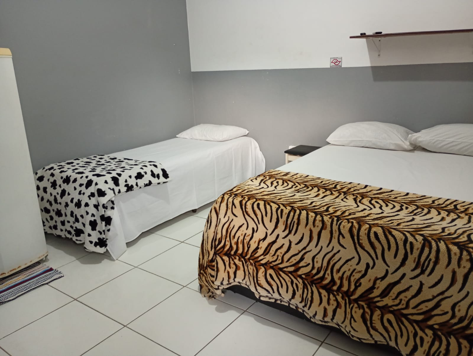 Quarto da Pousada Renê com camas e frigobar